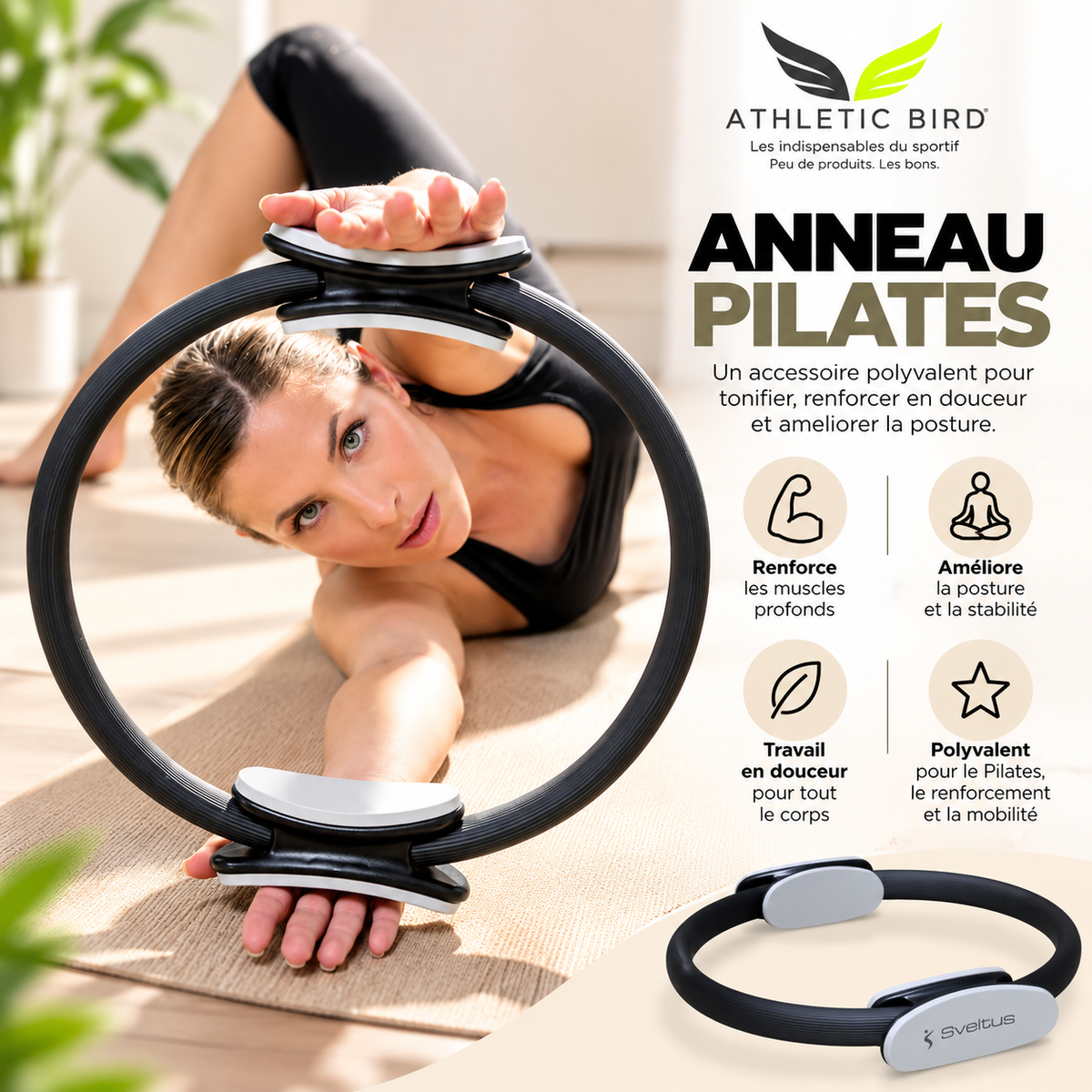 Sportive utilisant l’anneau Pilates Sveltus noir et gris au sol pour un exercice de mobilité et d’étirement.