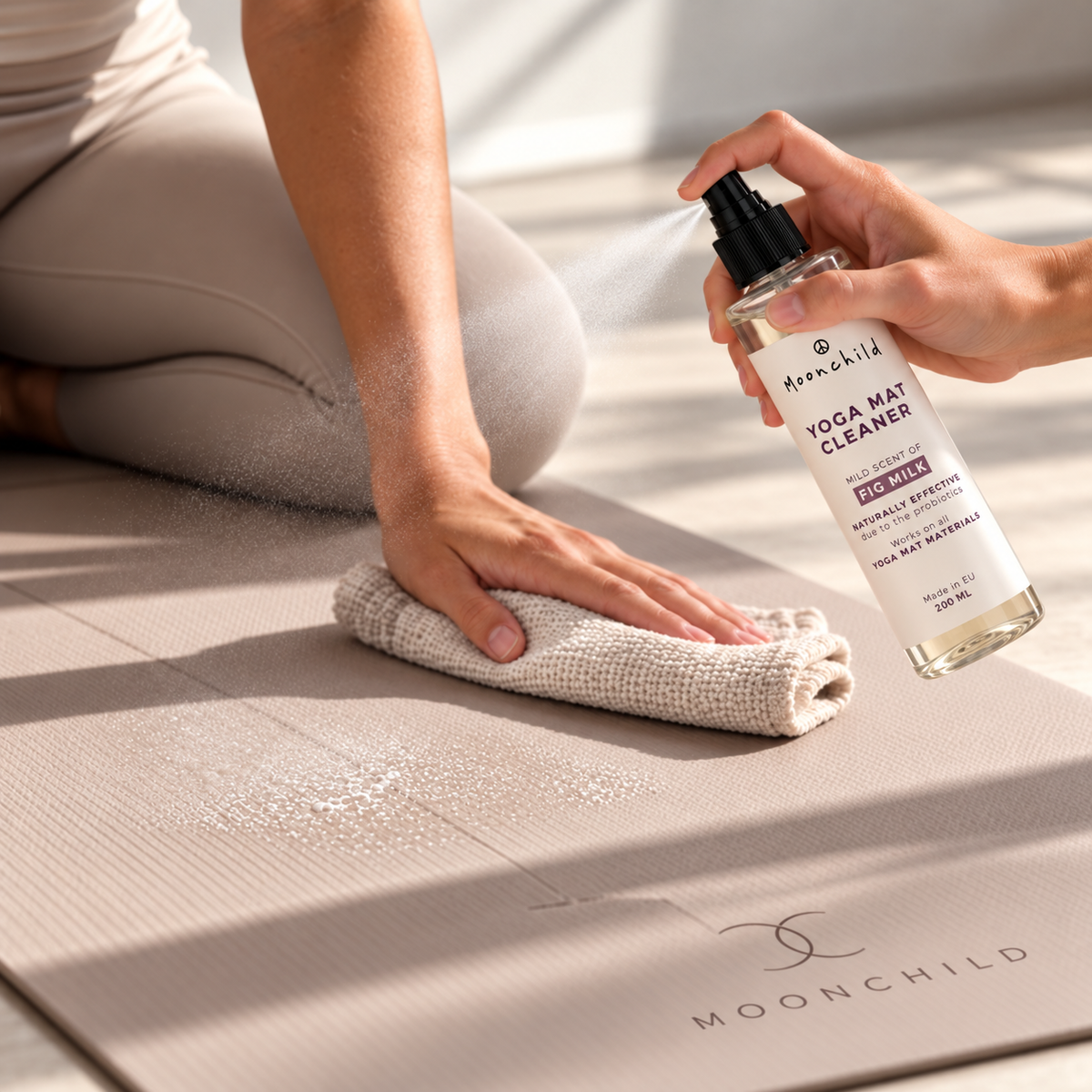 Nettoyant Moonchild Fig Milk 200 ml pulvérisé sur un tapis de yoga Moonchild avant essuyage avec un chiffon.