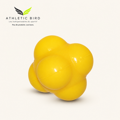Balle de réactivité Sveltus jaune à forme irrégulière sur fond écru, avec logo Athletic Bird en haut à gauche