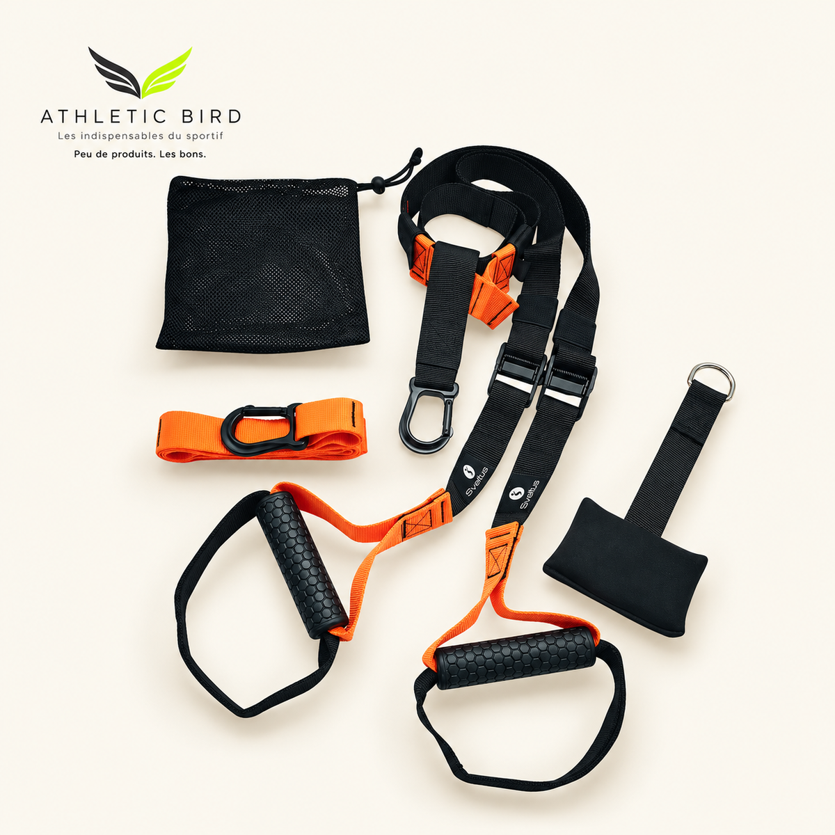 Kit Suspender Sveltus noir et orange avec sangles, poignées, accessoires de fixation et filet, sur fond écru avec logo Athletic Bird