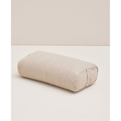 Petit bolster de yoga rectangulaire Moonchild Natural, avec housse en chanvre beige et étiquette latérale.