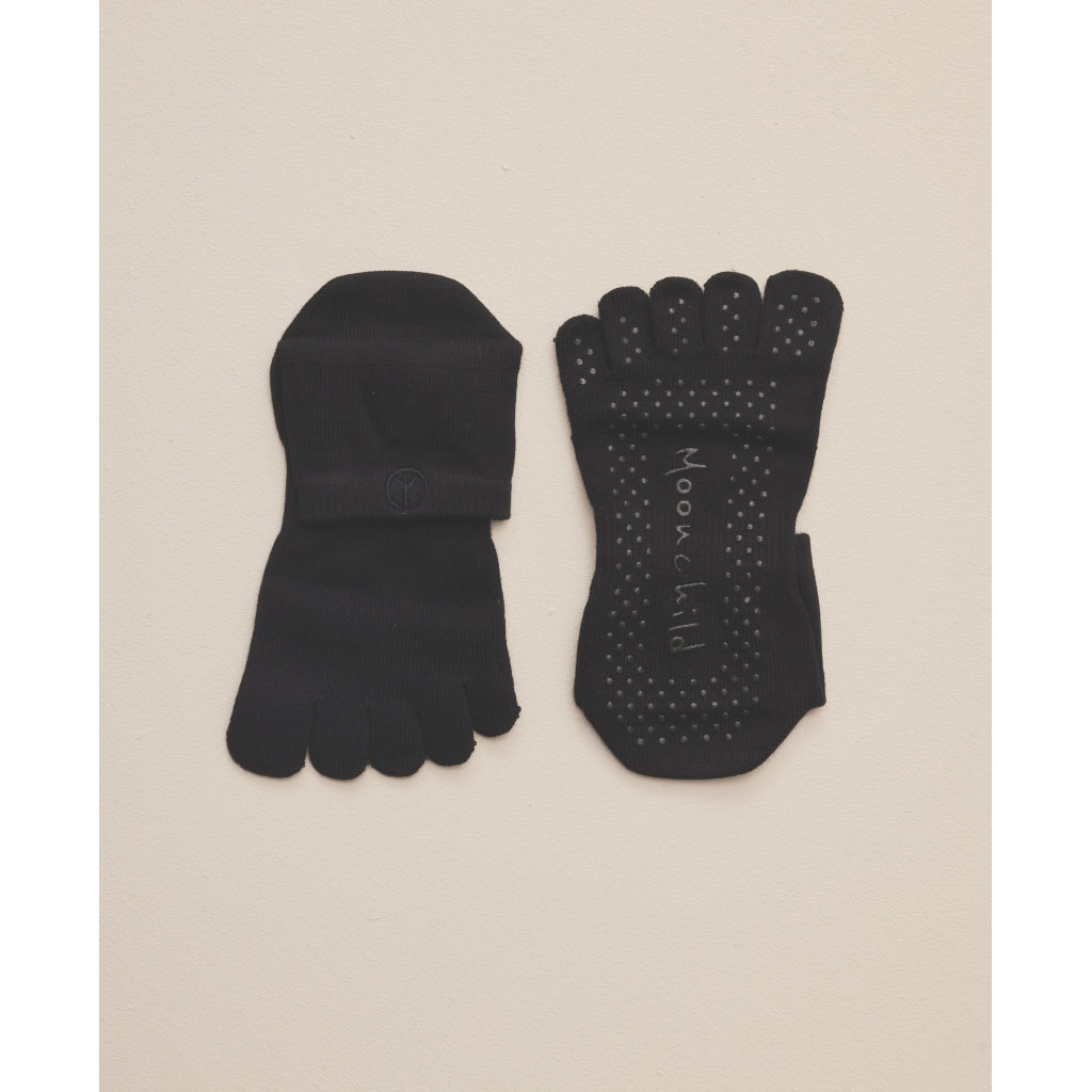 Paire de chaussettes noires Moonchild High Rise à cinq orteils, présentées côté dessus et côté semelle avec grip en silicone.