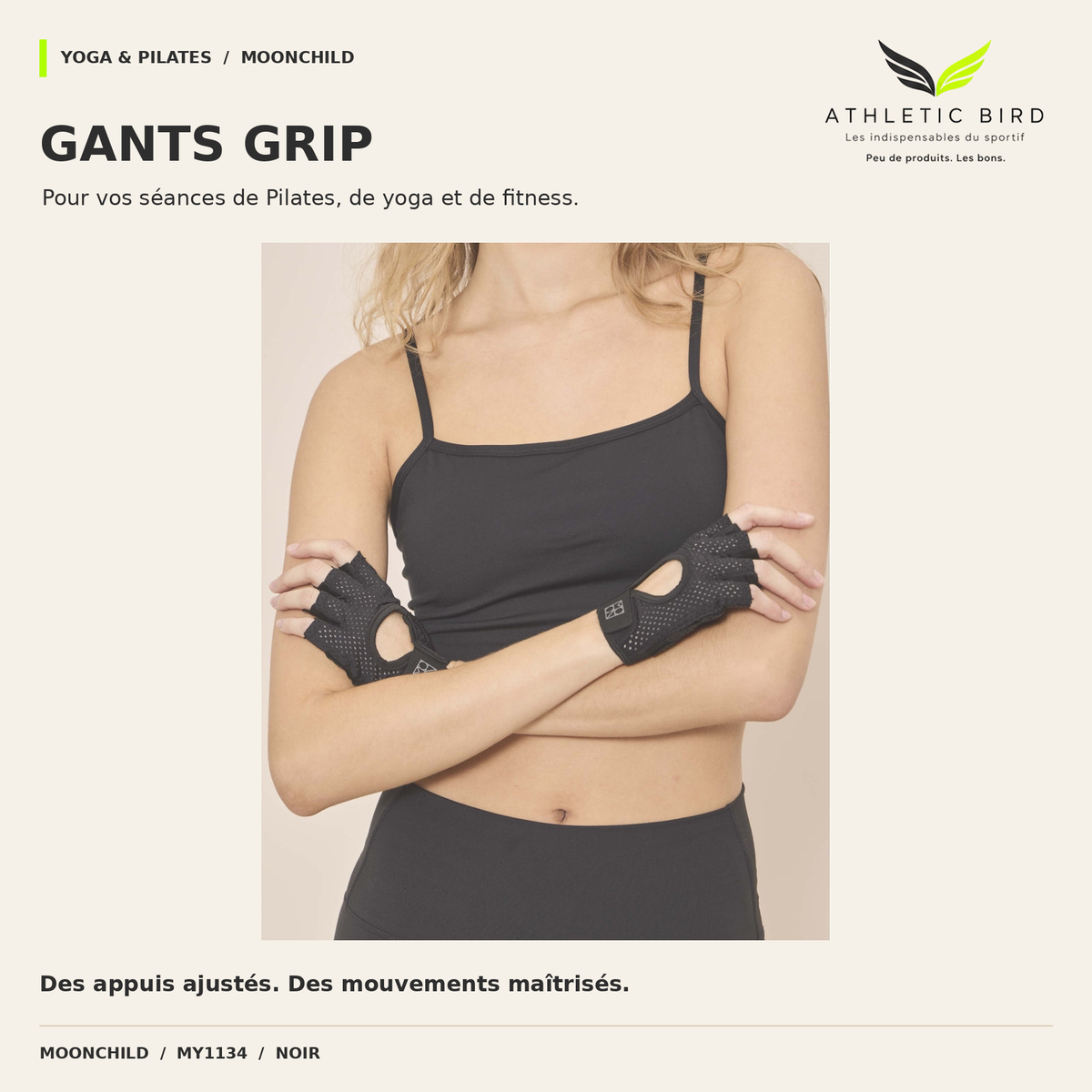 Sportive portant les gants Moonchild Grip noirs, avec fermeture ajustable au poignet.