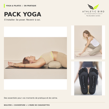 Montage montrant le bolster Moonchild sous le dos pendant une relaxation, la couverture manipulée au sol et les semelles antidérapantes des chaussettes portées.