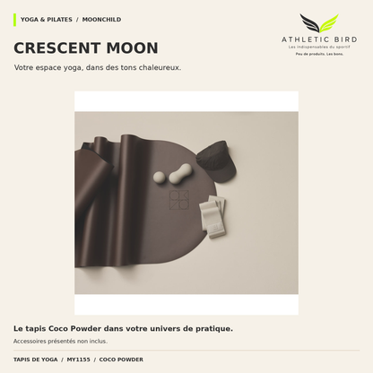Tapis Moonchild Crescent Moon chocolat partiellement roulé, présenté avec des accessoires vendus séparément.