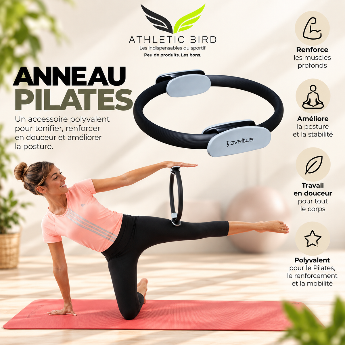 Sportive utilisant l’anneau Pilates Sveltus noir et gris au sol pour un exercice de mobilité et d’étirement.