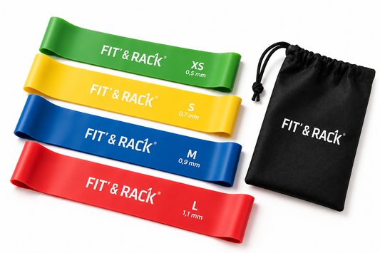 Lot de 4 mini-bandes élastiques de résistance FIT & RACK : verte XS (0,5 mm), jaune S (0,7 mm), bleue M (0,9 mm) et rouge L (1,1 mm), accompagnées de leur pochon de rangement noir à cordon de serrage. Produits présentés seuls sur fond blanc
