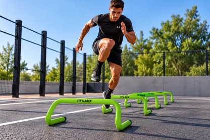 Haies de vélocité FIT’ & RACK EN207 utilisées par un sportif lors d’un exercice d’agilité et de coordination en extérieur.