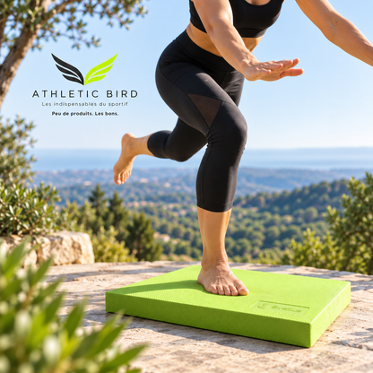 Sportive utilisant le Balance Pad Sveltus en extérieur pour travailler l’équilibre, la stabilité et la coordination.