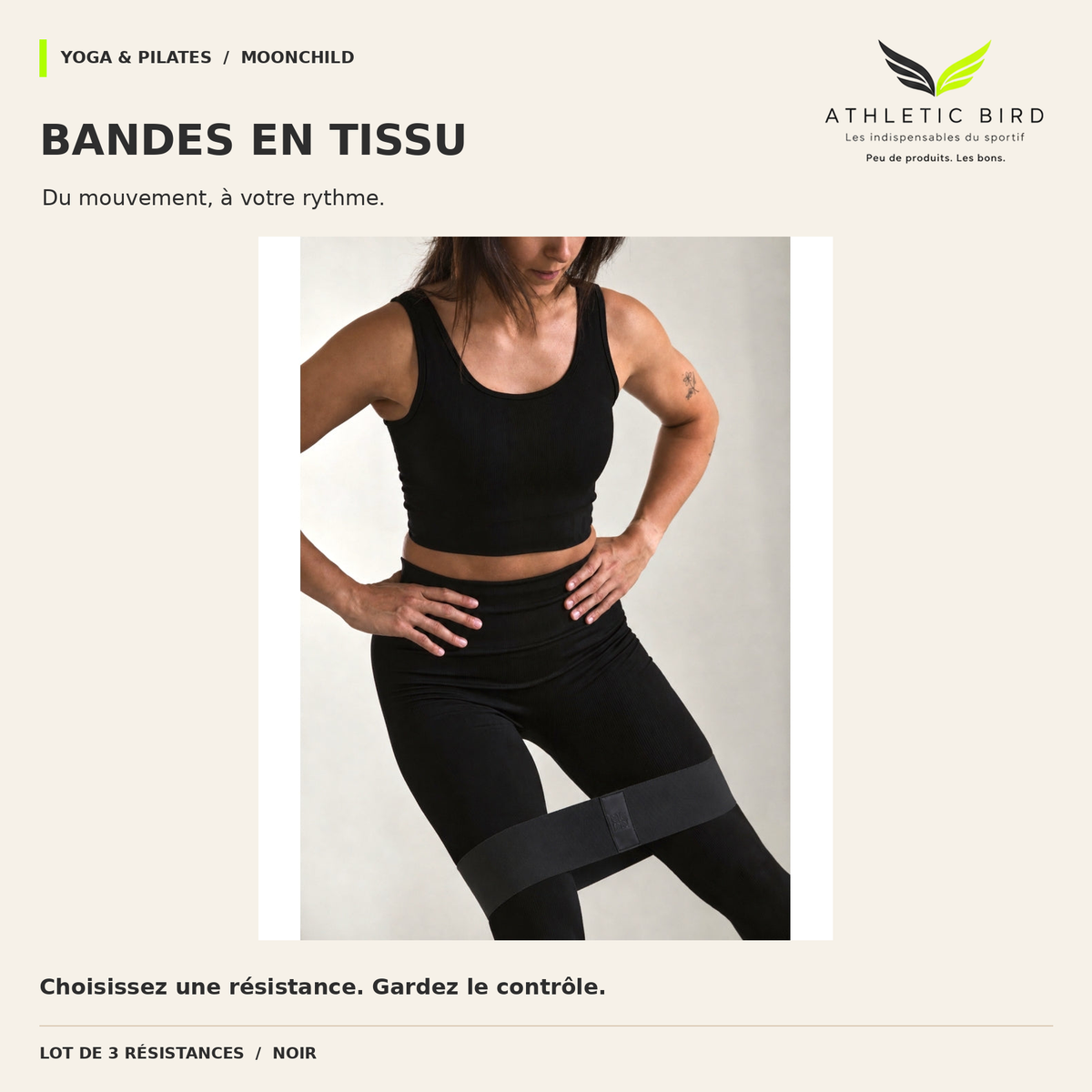 Sportive utilisant une bande élastique Moonchild noire placée autour des cuisses pendant un exercice de renforcement.
