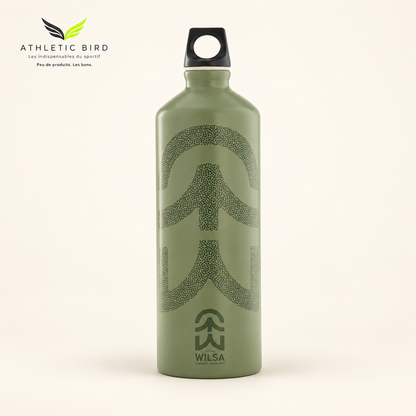 Gourde Wilsa Outdoor 1 litre kaki avec bouchon noir, sur fond écru, logo Athletic Bird en haut à gauche.
