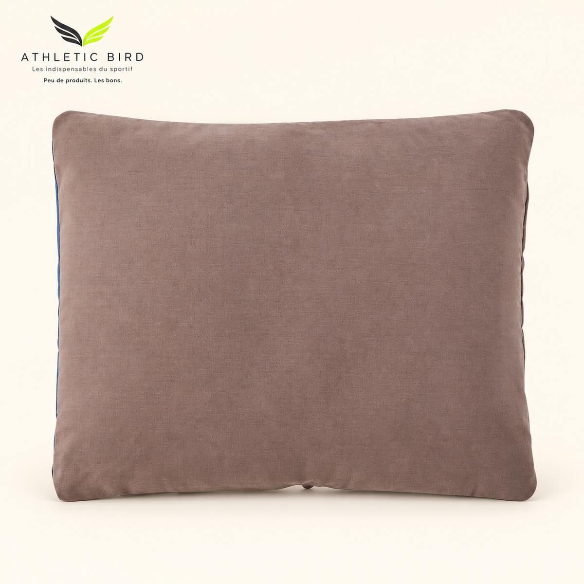 Coussin de randonnée Wilsa Outdoor déplié, face taupe sur fond écru, logo Athletic Bird en haut à gauche