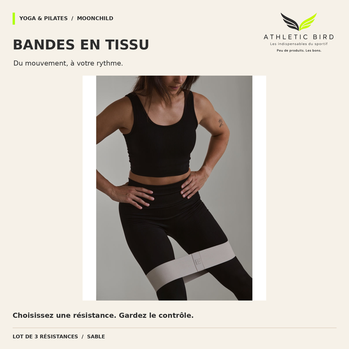 Sportive utilisant une bande élastique Moonchild sable placée autour des cuisses pendant un exercice de renforcement.