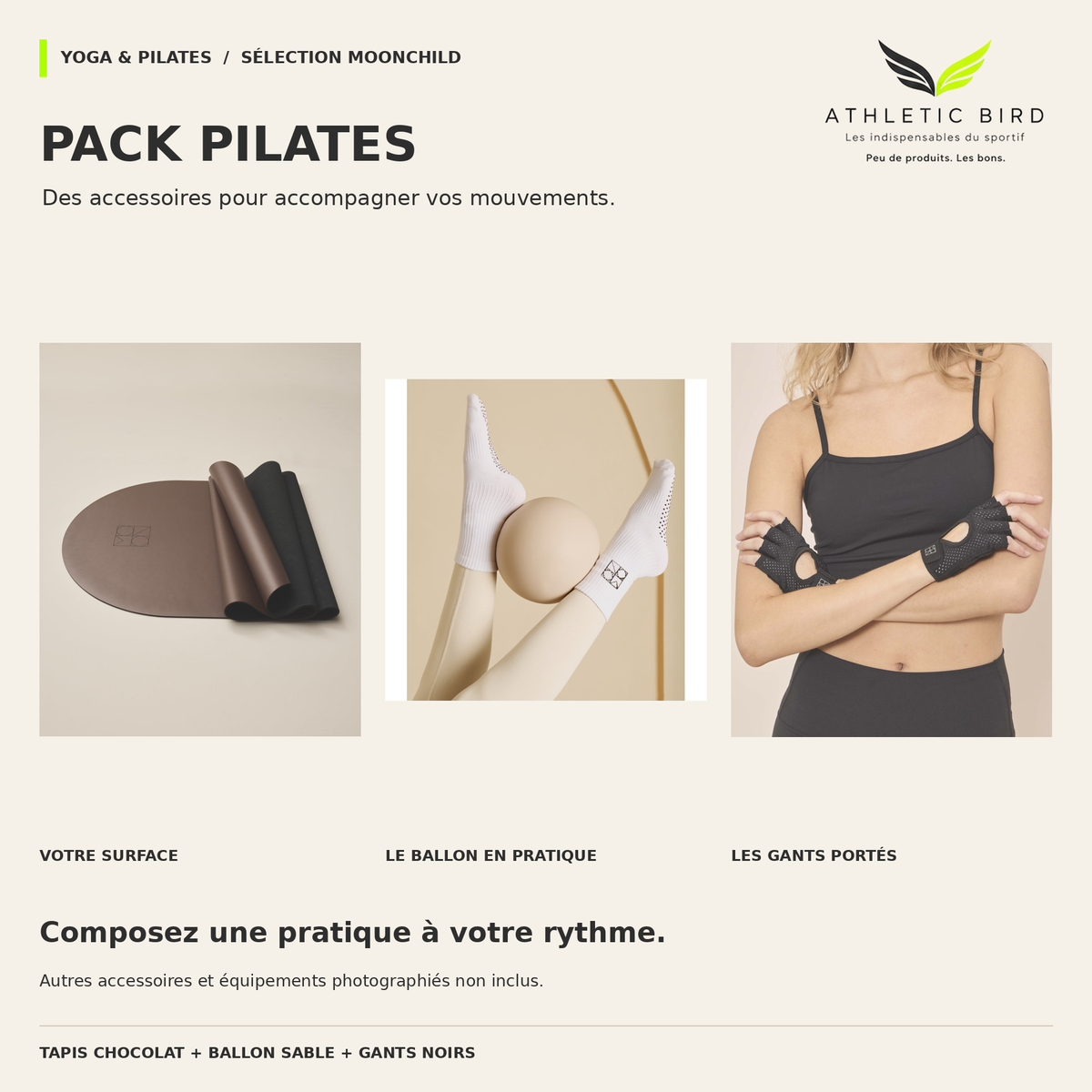Montage du tapis Crescent Moon chocolat, du ballon Pilates sable maintenu entre les jambes et des gants Grip noirs portés.