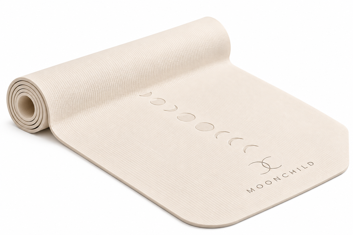 Active Yoga Mat Moonchild Cream présenté seul, avec surface texturée et motif des phases de lune embossé.